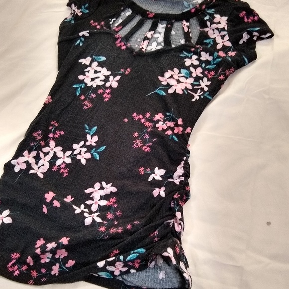 Adorable floral top - Picture 3 of 8